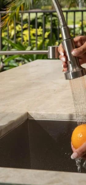 Bancada de área gourmet em pedra clara com cuba embutida