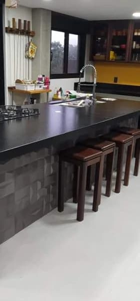 Ilha de cozinha com bancada em granito preto